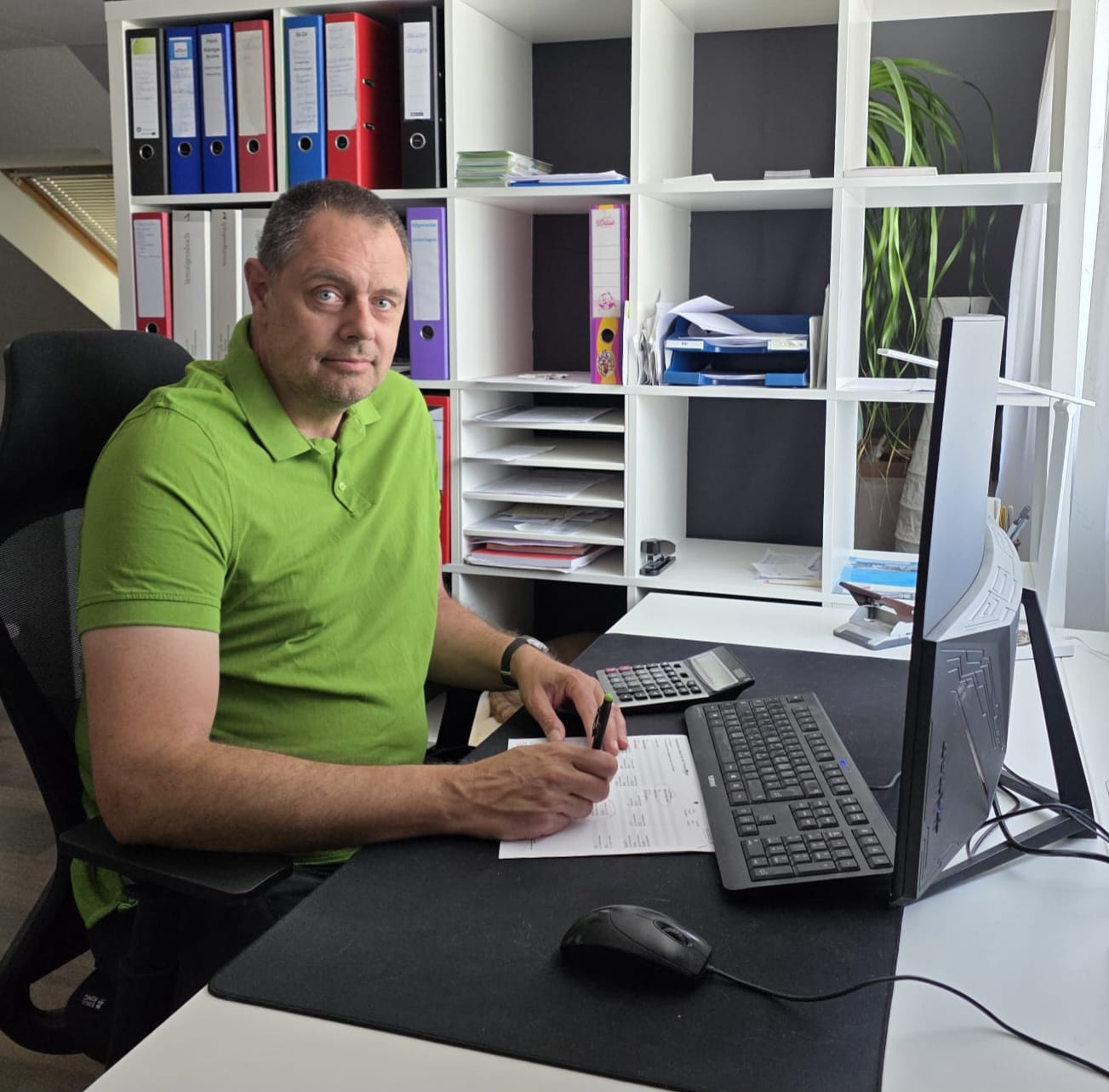 Mario Steinbach bei der Arbeit am Schreibtisch